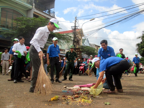 Đồng chí Cao Huy – Phó Chủ tịch UBND tỉnh cầm chổi cùng  dọn vệ sinh chợ Gia Nghĩa với ĐVTN