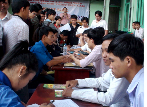 Đông đảo người lao động đã tham gia Phiên khai mạc Sàn giao dịch việc làm 2014