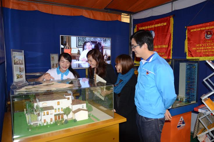 Đoàn viên, thanh niên trong Khối xem triển lãm ảnh “Tự hào Đoàn viên Đoàn TNCS Hồ Chí Minh” 