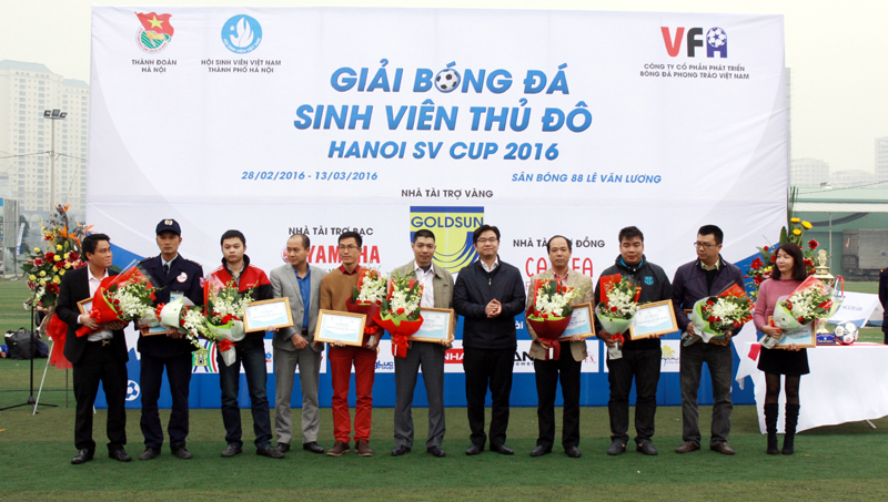 Ban tổ chức tặng hoa cho các đơn vị tài trợ giải Bóng đá sinh viên Thủ đô lần thứ nhất