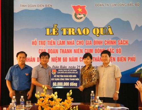 Đồng chí Nguyễn Hưng Vượng trao số tiền ủng hộ xây dựng công trình thanh niên của Cụm miền núi Đông Bắc bộ cho Tỉnh đoàn Điện Biên