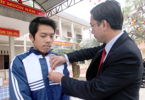 Anh Nguyễn Thành Lương, Phó bí thư Tỉnh đoàn Thanh Hóa thay mặt Trung ương đoàn trao huy hiệu Tuổi trẻ dũng cảm cho em Phạm Thanh Sơn.