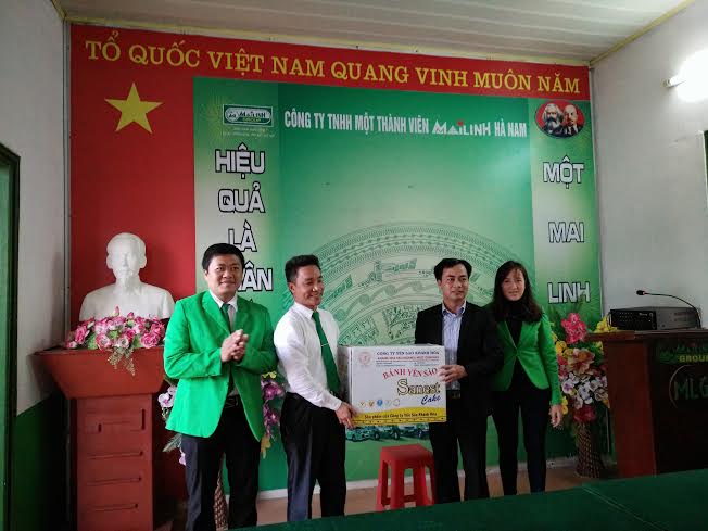 Đồng chí Nguyễn Hồng Hải, Ban Thanh niên Công nhân và Đô thị Trung ương Đoàn tặng quà