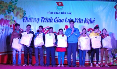Đồng chí Y Vinh Tơr - Ủy viên BCH TW Đoàn, Tỉnh ủy viên, Bí thư Tỉnh Đoàn tặng quà cho các hộ gia đình nghèo tại buôn Ayun