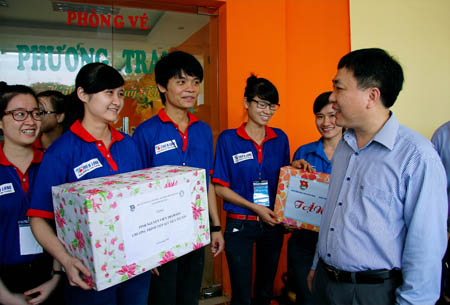 Đồng chí Nguyễn Mạnh Dũng thăm hỏi, động viên và tặng quà cho các đội tình nguyện viên.