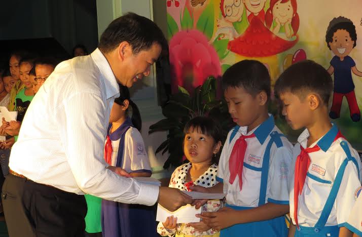  Đ/c Thân Đức Hưởng - Phó Chủ tịch UBND tỉnh tặng quà cho các em học sinh nghèo
