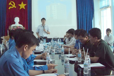Đ/c Đặng Tất Dũng - Phó Giám đốc Trung tâm tư vấn pháp luật trường Đại học Luật Thành phố Hồ Chí Minh đang trao đổi tại hội nghị