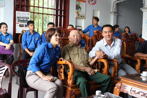 Thăm hỏi động viên cụ Tô Đình Cắm một trong những 34 chiến sĩ trong những ngày đầu thành lập QĐND Việt Nam