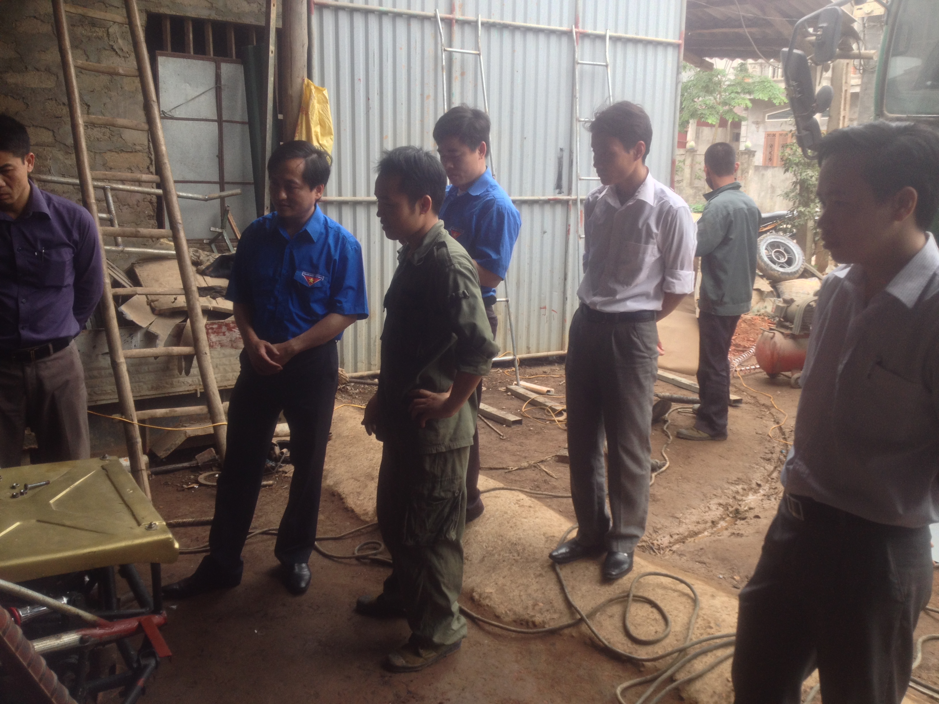 Lãnh đạo Tỉnh đoàn tới thăm tổ sản xuất cơ khí của thanh niên xã Hùng Lô