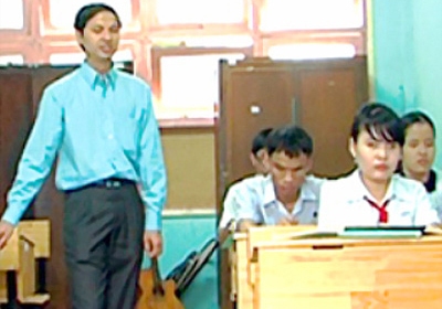 Thầy Nguyễn Văn Long trong giờ giảng dạy tại Trường Nguyễn Đình Chiểu, TPHCM.