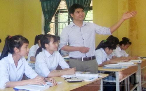 Thầy giáo Dương Văn Thắng trong một giờ lên lớp. 