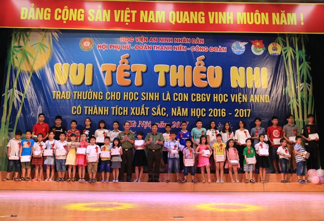 Thiếu tướng Lê Minh Hùng chụp ảnh lưu niệm với các em thiếu nhi
