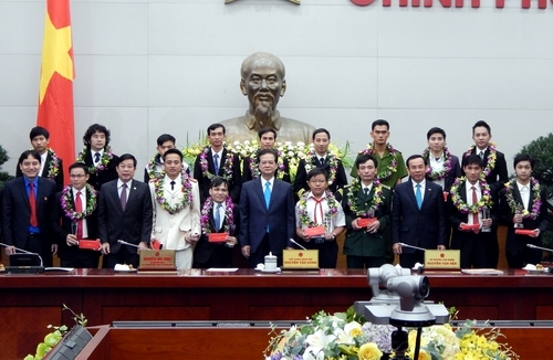 Thủ tướng chụp ảnh cùng 10 gương mặt trẻ Việt Nam tiêu biểu và 10 gương mặt trẻ triển vọng năm 2013