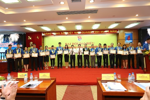 ãnh đạo Tập đoàn Dầu khí Việt Nam cũng đã trao biểu trưng cho các cán bộ đoàn và đoàn viên thanh niên xuất sắc