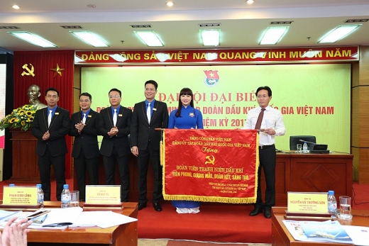 Tại Đại hội, Tổng Giám đốc Nguyễn Vũ Trường Sơn cũng đã trao tặng BCH Đoàn Thanh niên Tập đoàn bức trướng, thể hiện kỳ vọng của lãnh đạo Tập đoàn với tuổi trẻ ngành Dầu khí.