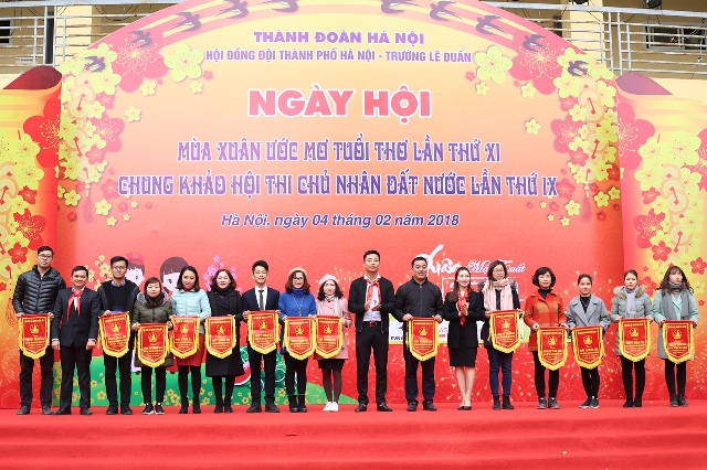 Đồng chí Nguyễn Đức Tiến, Phó Bí thư Thành đoàn Hà Nội trao cờ lưu niệm cho các đơn vị tham gia ngày hội