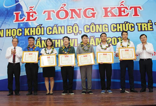 Bí thư Thường trực Trung ương Đoàn Nguyễn Anh Tuấn và Phó Chủ tịch UBND tỉnh Phú Yên Phan Đình Phùng trao giải Nhất toàn đoàn cho các đơn vị và giải Nhất cho các thi sinh xuất sắc.
