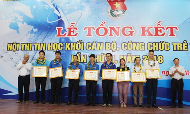 Phó Chủ tịch Hội Tin học Việt Nam Phùng Văn Ổn và ông Nguyễn Đức Hồng, Giám đốc Trung tâm phát triển khoa học công nghệ và Tài năng trẻ Trung ương Đoàn trao giải Nhì cho các thí sinh.