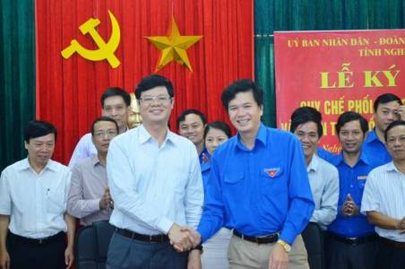 Đồng chí Lê Xuân Đại và đồng chí Nguyễn Đình Hùng ký kết Quy chế phối hợp giữa UBND Tỉnh và Đoàn thanh niên