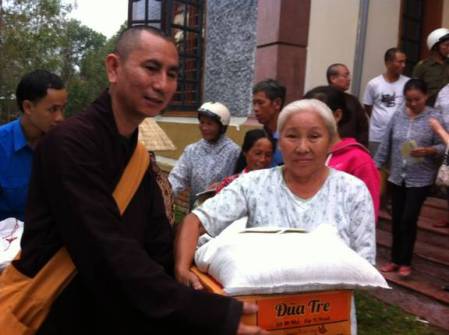  Thượng tọa Thích Thanh Phong - Ủy viên Hội đồng trị sự Giáo hội Phật giáo Việt Nam, Trụ trì Tổ đình Vĩnh Nghiêm, TP Hồ Chí Minh trao tặng quà hỗ trợ cho các hộ dân ở xã Kỳ Phong