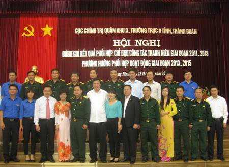 Thiếu tướng Đinh Xuân Ứng - Phó Chủ nhiệm Chính trị Quân khu 3 cùng các đại biểu dự hội nghị chụp ảnh lưu niệm