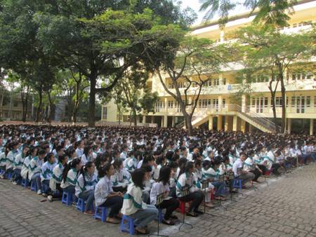 Đông đảo đoàn viên, thanh niên, học sinh nhà trường tham gia buổi giao lưu tuyên truyền