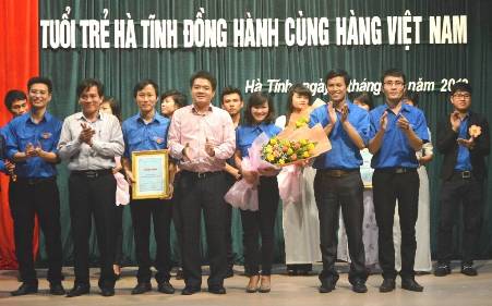 Đồng chí Nguyễn Xuân Hùng – UVBTV Trung ương Đoàn, Bí thư Tỉnh Đoàn và đồng chí Trần Mạnh Tân – Giám đốc Sở Công thương trao phần thưởng cho Đội đoạt giải nhất