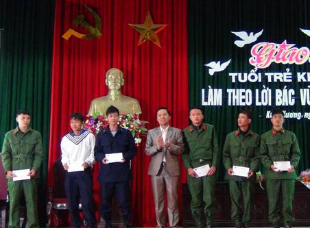  Đ/c Nguyễn Thanh Tuấn – Phó Bí thư Thường trực Tỉnh đoàn tặng quà cho những tân binh có hoàn cảnh gia đình khó khăn