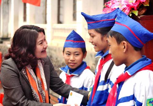 Đ/c Nguyễn Thị Hà trao tặng 10 suất quà cho các em học sinh có hoàn cảnh khó khăn 