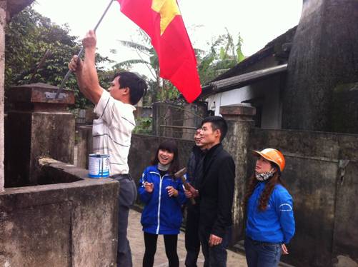 ĐVTN Thị xã Hồng Lĩnh gắn giá treo cờ Tổ quốc cho các hộ dân Phường Trung Lương