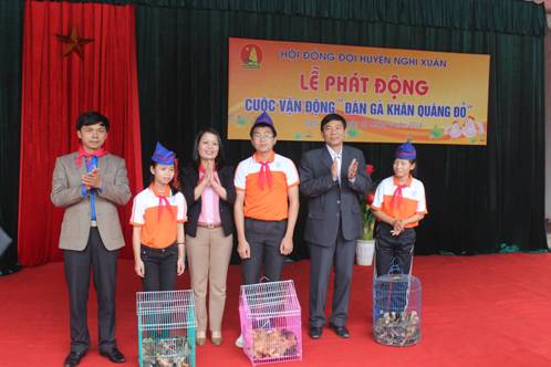Đồng chí Hà Thị Việt Ánh – Phó Bí thư Tỉnh đoàn, Chủ tịch Hội đồng Đội tỉnh Hà Tĩnh và lãnh đạo huyện Nghi Xuân trao tặng đàn gà khăn quàng đỏ cho các em thiếu nhi