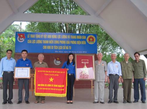 Thường trực Tỉnh đoàn tiếp nhận kỷ vật Anh hùng lực lượng vũ trang nhân dân của lực lượng TNXP giải phóng Điện Biên.