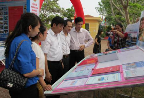 Gian hàng triển lãm của tuổi trẻ Quảng Bình thu hút đông đảo cán bộ và nhân dân đến xem