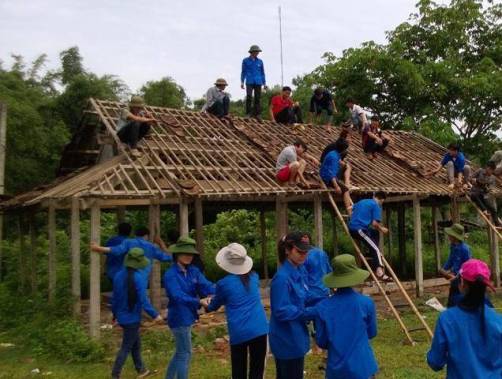 Đội tình nguyện của Trường giúp bà con dựng nhà tại xã Vạn Thủy, huyện Bắc Sơn (Lạng Sơn)