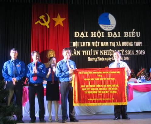 Lãnh đạo thị xã Hương Thủy tặng bức trướng cho Ủy ban Hội LHTN Việt Nam thị xã Hương Thủy khóa IV, nhiệm kỳ 2014 - 2019