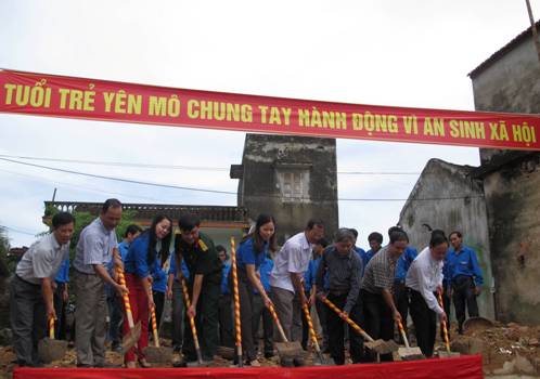 Khởi công xây nhà tình nghĩa cho gia đình thượng úy Nguyễn Văn Quyền, xã Yên Thắng (Yên Mô) - một hoạt động của tuổi trẻ Ninh Bình phối hợp với Hội Doanh nhân CCB tỉnh triển khai thực hiện trong chiến dịch tình nguyện hè 2014.