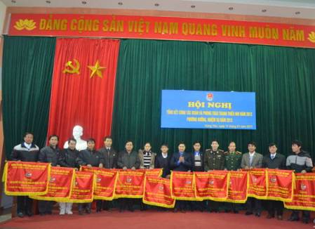 Đ/c Nguyễn Văn Đoàn – Bí thư tỉnh Đoàn trao cờ thi đua cho các đơn vị