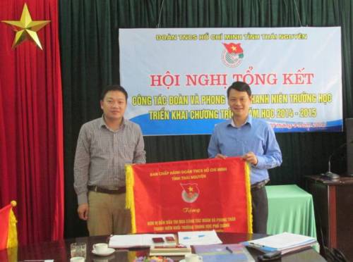 Đồng chí Phạm Việt Dũng - Phó Bí thư Tỉnh Đoàn tặng cờ dẫn đầu thi đua cho đơn vị có thành tích xuất sắc.