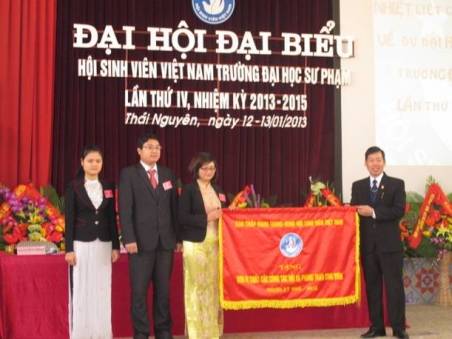Đồng chí Lê Ngọc Linh - Phó Bí thư Tỉnh Đoàn, Chủ tịch Hội Sinh viên trao tặng cờ thi đua xuất sắc cho đơn vị