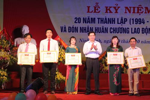 Đồng chí Nguyễn Long Hải - Bí thư BCH Trung ương Đoàn tặng bằng khen cho các cá nhân có thành tích xuất sắc trong xây dựng và phát triển Trung tâm Thanh thiếu nhi