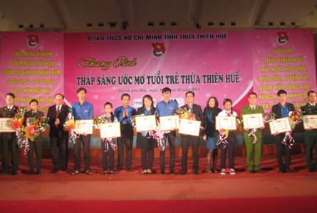  Lãnh đạo tỉnh trao giải Cuộc thi viết tìm hiểu “70 năm Ngày thành lập quân đội Nhân dân Việt Nam và 25 năm Ngày hội Quốc phòng toàn dân”