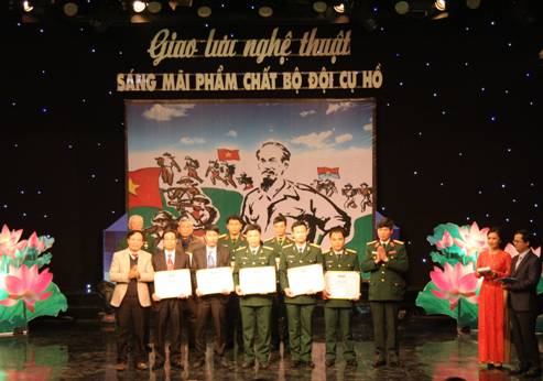 Thiếu tướng Nguyễn Thanh Hải, Phó chính ủy Quân khu III và đồng chí Nguyễn Văn Quế, Phó Chủ tịch UBND tỉnh trao giấy chứng nhận cho các thí sinh đạt giải Nhất, Nhì, Ba của cuộc thi.