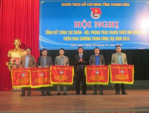 Đ/c Nguyễn Ngọc Tiến – Tỉnh ủy viên, Bí thư Tỉnh đoàn trao cờ thi đua của Trung ương Đoàn cho các đơn vị có thành tích xuất sắc năm 2014