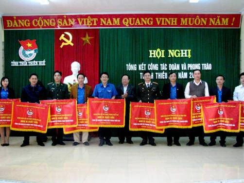  Đ/c Phạm Quốc Dũng – UVTV, Trưởng Ban Dân vận Tỉnh ủy trao cờ cho 10 đơn vị xuất sắc trong công tác Đoàn và phong trào Thanh thiếu nhi năm 2014.