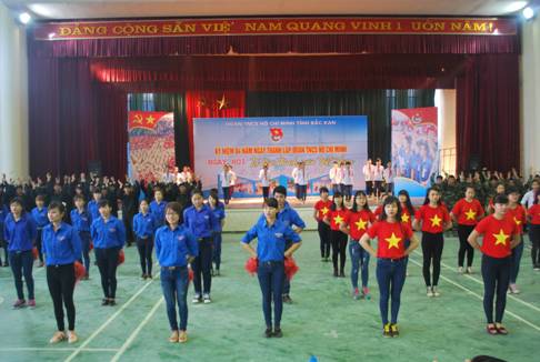 Màn đồng diễn Việt Nam ơi của đoàn viên THPT