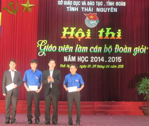 Đ/c Lê Ngọc Linh – Phó Bí thư Tỉnh Đoàn trao thưởng cho các các thí sinh xuất sắc nhất của hội thi