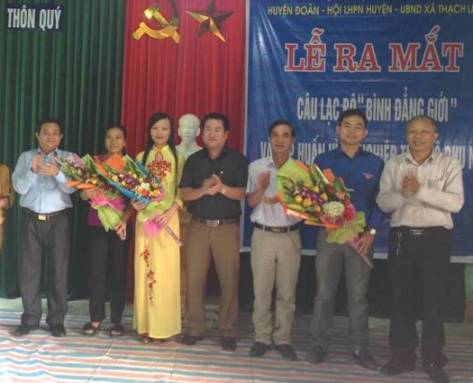 Đại diện Ban Vì sự tiến bộ Phụ nữ tỉnh, Tỉnh đoàn, huyện Thạch Hà trao quyết định thành lập Câu lạc bộ “Bình đẳng giới” và tặng hoa chúc mừng Ban chủ nhiệm CLB