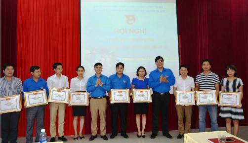 Đồng chí Nông Việt Yên - Bí thư Tỉnh đoàn trao tặng Bằng khen cho các tập thể và cá nhân đã có thành tích xuất sắc trong Chiến dịch Thanh niên tình nguyện Hè 2016