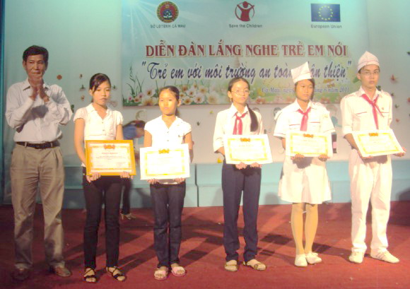 Em Nguyễn Bích Tuyền (thứ hai bên trái) nhận giấy khen giải nhì Cuộc thi “70 năm Đội ta lớn lên cùng đất nước” do Tỉnh Đoàn Cà Mau tổ chức.