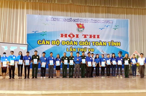 Trao giấy chứng nhận cho các thí sinh